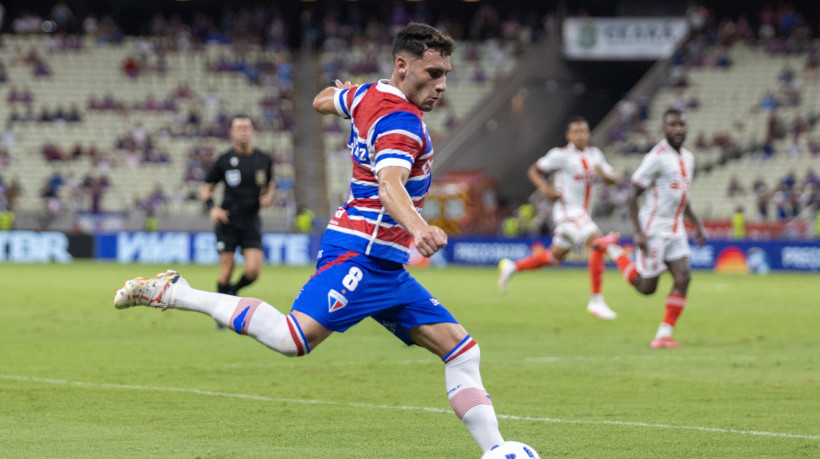 Volante Emmanuel Martínez no jogo Fortaleza x Internacional, no Castelão, pelo Campeonato Brasileiro Série A 2025