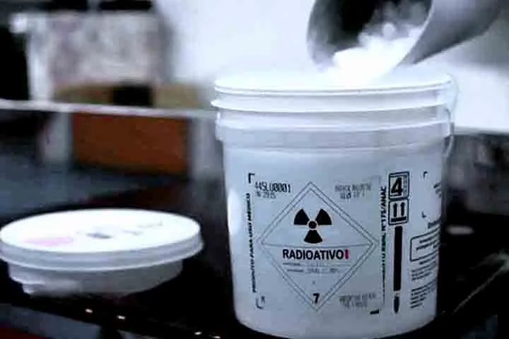 Fabricado no Instituto de Pesquisas Energéticas e Nucleares (Ipen), em São Paulo, o lutécio radioativo precisa ser encomendado por demanda prévia e não consta da lista de medicamentos oferecidos pelo SUS. O preço da dose é da ordem de R$ 8 mil.