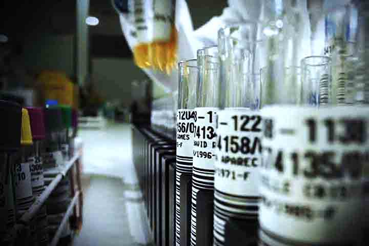 Para combater os impactos do ACTH na pele é preciso reduzir o tumor, mas radioterapia e quimioterapia não tiveram resultado no caso de Sabrina. A alternativa indicada pela médica seria o tratamento com aplicação pela veia de lutécio radioativo, capaz de destruir o tumor. Neste momento, entrou em cena o processo judicial.