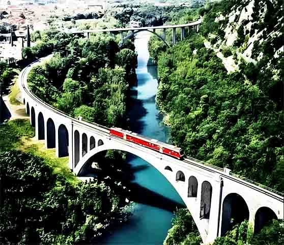 Mais da metade do território esloveno é composto por florestas preservadas, uma característica marcante dessa pequena nação. Isso faz o país ser elogiado internacionalmente por suas práticas de sustentabilidade.
