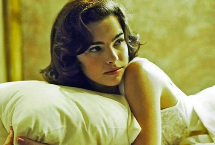 Sua estreia na TV Globo foi em 1998, na minissérie Hilda Furacão, na qual ela interpretou a personagem-título com intensidade e carisma.