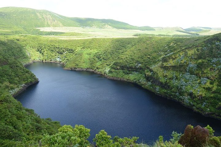 Na verdade, a água escoada vai parar na Lagoa Comprida e na Ribeira das Naves, que são lugares próximos dali. Um túnel de 150 metros faz essa ligação.