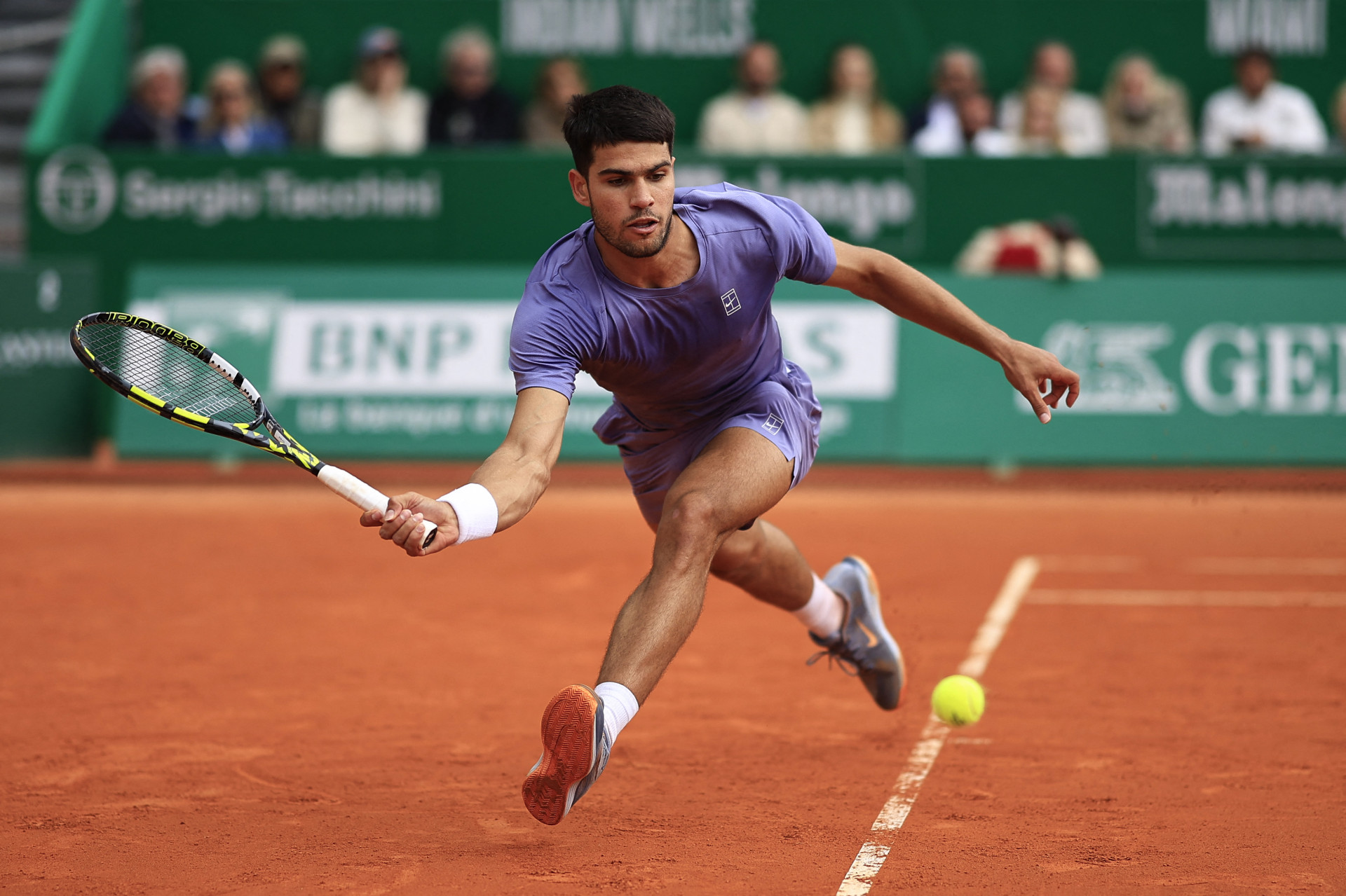 Tenista espanhol Carlos Alcaraz vai disputar semifinal em Barcelona (Foto: Valery HACHE / AFP)