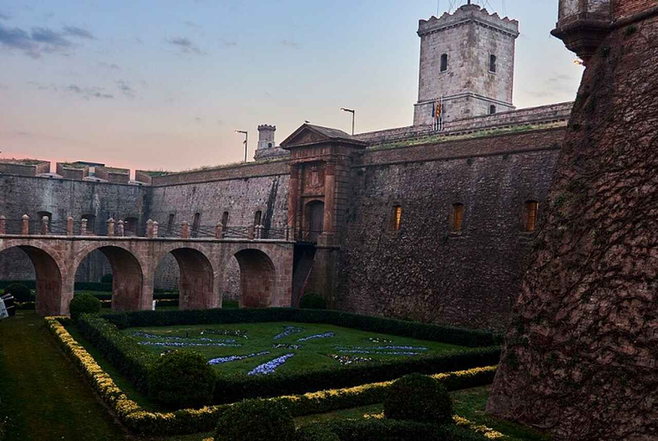 Castelo de Montjuïc - Originalmente construído como fortaleza militar no século XVII, o Castelo de Montjuïc desempenhou um papel importante na história militar de Barcelona. Hoje, é um espaço cultural com exposições e vistas espetaculares do porto e da cidade.