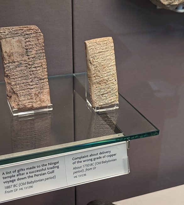 A reclamação fala sobre um desentendimento entre dois comerciantes da época: Nanni acusa Ea-nasir de ter enganado seu mensageiro, entregando cobre ruim e agindo com arrogância. 