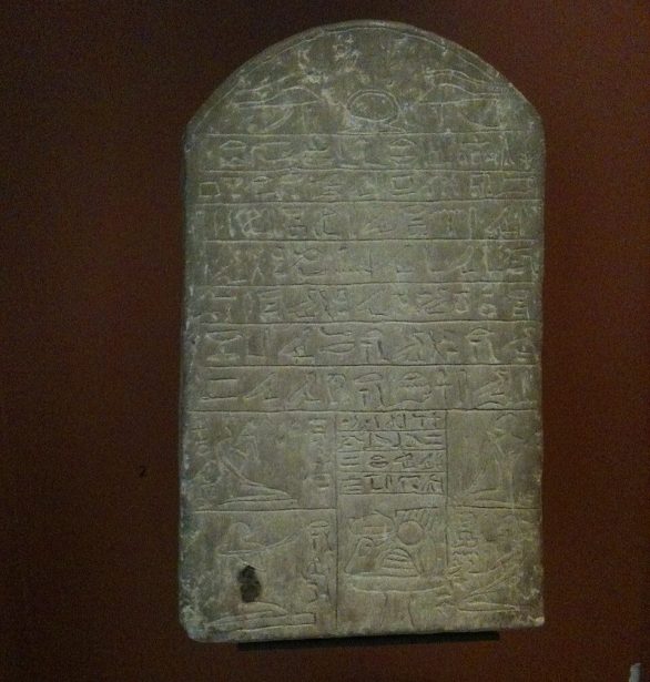 O texto foi decifrado da escrita cuneiforme, um sistema que usava símbolos em forma de cunha marcados em tábuas de argila. 