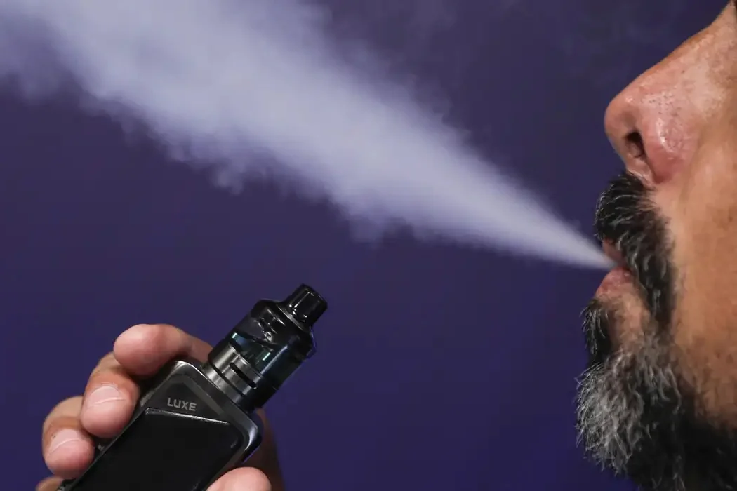 De acordo com o Ministério da Saúde, os principais riscos do consumo do cigarro eletrônico são o surgimento de câncer, doenças respiratórias e cardiovasculares, como enfarte e hipertensão arterial.