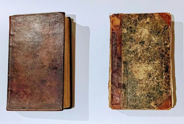 Além da primeira edição (em exibição desde 1933), uma segunda cópia foi recentemente descoberta, também contendo restos da pele de Corder na encadernação.