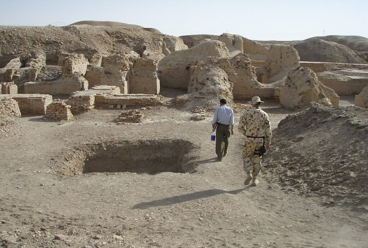 Arqueólogos já descobriram túmulos reais ricamente decorados, indicando uma elite com acesso a grande riqueza e elaborados rituais funerários. 