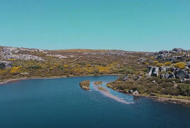 O lago, chamado Covão dos Conchos, fica na Serra da Estrela, o ponto mais alto de Portugal.