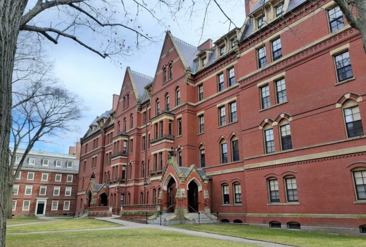 Instituições como Harvard (foto) optaram por remover pele humana de suas coleções, mas o museu britânico defende a preservação como parte da história.