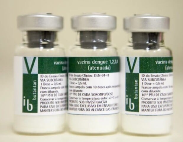 A partir de 2026, o Brasil terá uma vacina 100% nacional e de aplicação única contra a dengue. Segundo anúncio feito pelo Governo Federal no fim de fevereiro, devem ser fabricadas, inicialmente, 60 milhões de doses do imunizante. 
