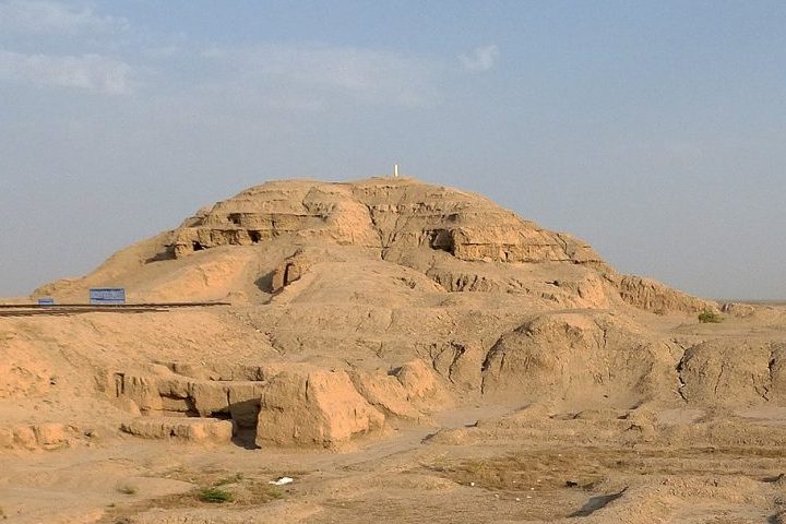 A cidade também é associada ao patriarca bíblico Abraão, que, segundo a tradição, teria partido de Ur.