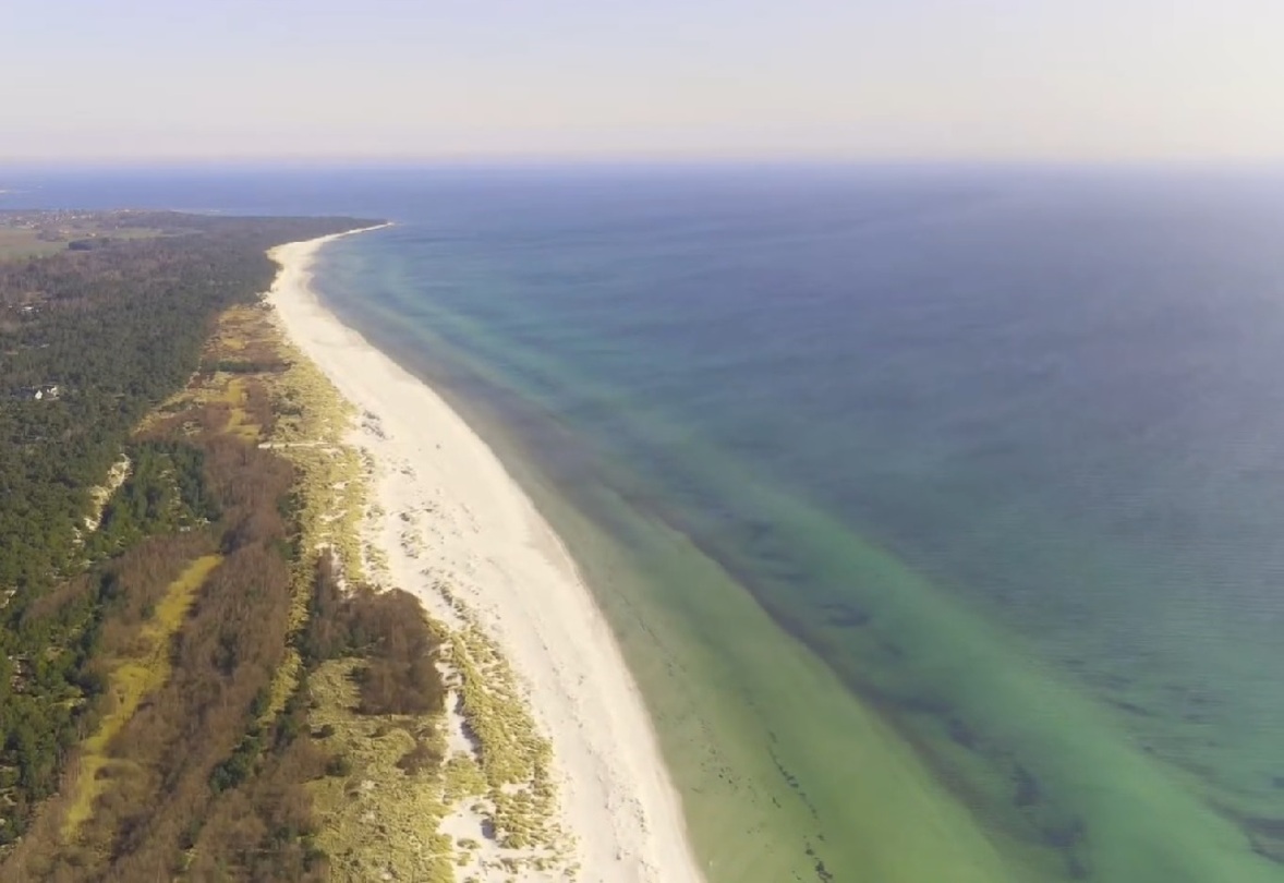 15) Dueodde (Nexø, Bornholm, Dinamarca): Essa praia é conhecida por sua beleza natural estonteante, com direito à areia branca e atmosfera relaxante. Uma curiosidade é que o lugar possui uma área dedicada ao naturismo, permitindo que as pessoas fiquem como vieram ao mundo!