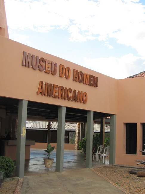 Além da arte em rocha que fica na natureza do parque, há um espaço cultural criado para armazenar peças encontradas pelos pesquisadores. É o Museu do Homem Americano, que tem reservas técnicas arqueológicas, paleontológicas, zoológicas e botânicas. E um vasto acervo em exposição. 