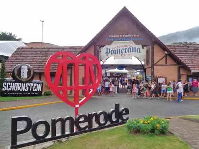 Em Pomerode, cidade catarinense colonizada por imigrantes alemães, as árvores de Páscoa já são uma tradição.