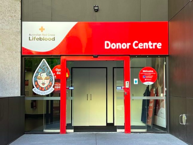 O Serviço de Sangue da Cruz Vermelha Australiana (Lifeblood) prestou homenagem ao homem e disse que sua decisão de se tornar doador veio após receber transfusões sanguíneas durante uma complexa cirurgia no tórax aos 14 anos.