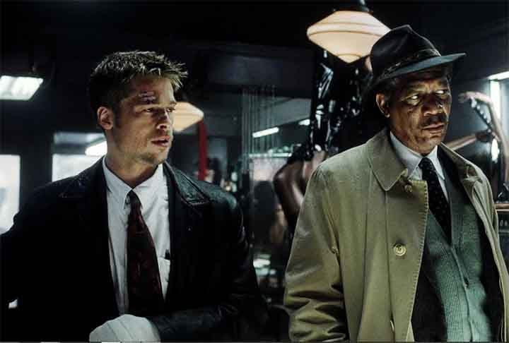 Seven (1995): terceiro filme de David Fincher na lista, o filme é um thriller policial que segue dois detetives, William Somerset (Morgan Freeman) e David Mills (Brad Pitt), que investigam uma série de assassinatos baseados nos sete pecados capitais. À medida que o caso avança, eles descobrem que os crimes são parte de um plano mais elaborado e perturbador. A narrativa intensa e os personagens complexos mantêm o público engajado, enquanto a trama se desenrola de forma surpreendente e impactante.