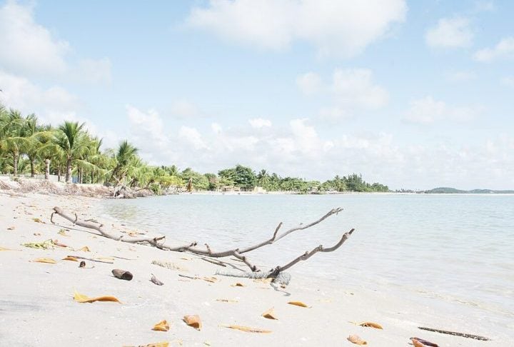 A construção da casa surgiu da preocupação com o descarte irregular de resíduos, especialmente garrafas de vidro, na comunidade da Praia do Sossego.