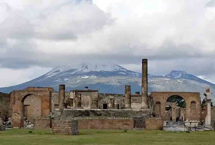 O Vulcão mais famoso da história é o do Monte Vesúvio, cuja erupção em 79 d.C destruiu as cidades de Pompeia e Herculano. Redescobertas no século 18, tornaram-se museus a céu aberto, visitados por turistas do mundo inteiro.