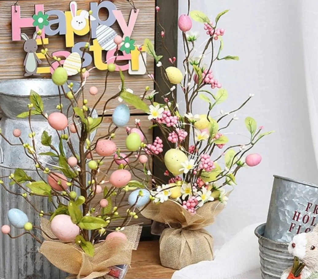 A Árvore de Páscoa está ganhando cada vez mais espaço  no Brasil. Inspirada na árvore de Natal, mas com os símbolos da Semana Santa, ela decora vários ambientes e reforça o espírito da época pascal.