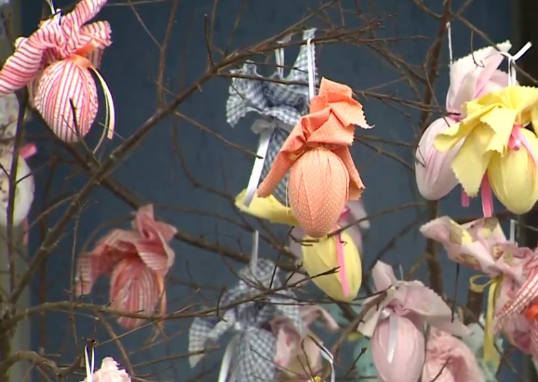 As árvores podem ser pequenas para a decoração dentro das casas ou grandes para ornamentação de espaços públicos. 