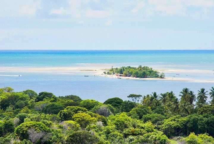 A região também é parte da Área de Proteção Ambiental (APA) de Itamaracá, com manguezais, restingas e Mata Atlântica.