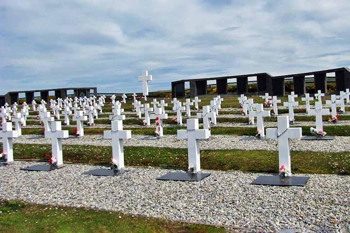 Em 2017, um projeto humanitário permitiu identificar vários dos soldados enterrados como desconhecidos, promovendo reconciliação e dignidade às famílias. É um ponto de visita marcante, onde a paz e o silêncio falam mais alto que a guerra.