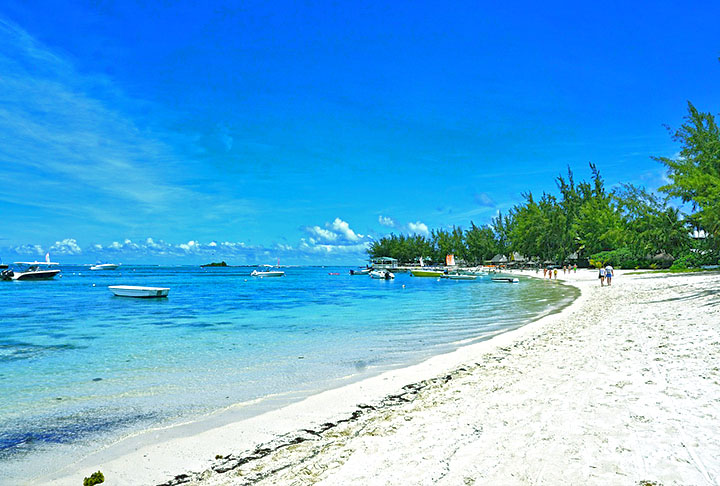 Ilhas Maurício: Com paisagens deslumbrantes, recifes de coral coloridos e uma rica biodiversidade marinha, é um destino ideal para os amantes do mergulho e snorkeling. A ilha oferece muitas atividades, desde caminhadas em trilhas exuberantes até relaxar em resorts de luxo.