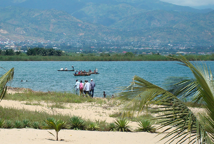 2º - LAGO TANGANICA - Fica na fronteira entre quatro países africanos: Burundi, Congo, Tanzânia e Zâmbia. Com 1.470 metros, é o corpo hídrico mais profundo do continente e o segundo de maior área, com 33 mil km². Ali se encontram quase 17% dos recursos de água doce não congelados da Terra 