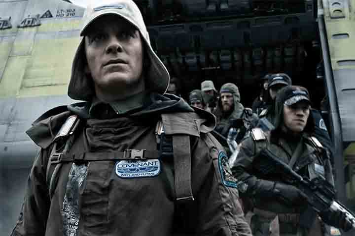 'Alien: Covenant' é a sequência de 'Prometheus' e traz Fassbender novamente como David, além de um novo androide, Walter. O filme não teve o mesmo impacto de seu antecessor, mas reafirmou a habilidade do ator em papéis de ficção científica.