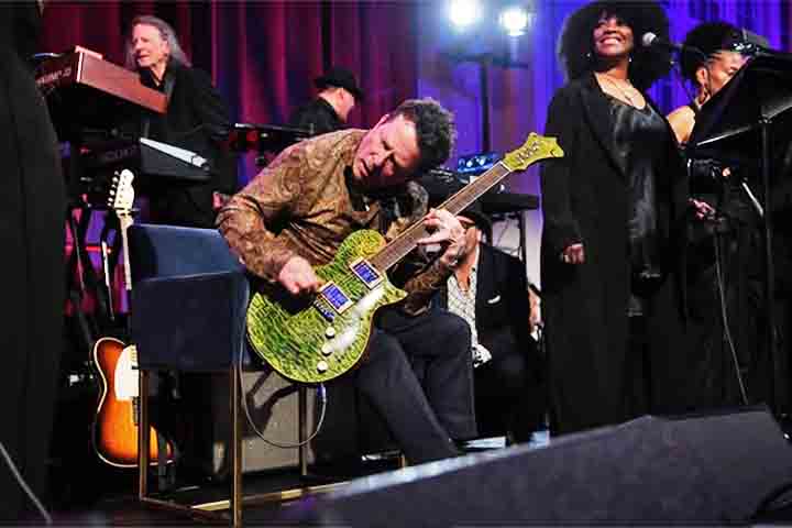 Ele já passou por cirurgias, sofreu quedas, quebrou ossos e enfrentou complicações como pneumonias. A Doença de Parkinson é um distúrbio neurodegenerativo que afeta os neurônios produtores de dopamina, causando tremores, rigidez muscular, dificuldades motoras e distúrbios do sono.