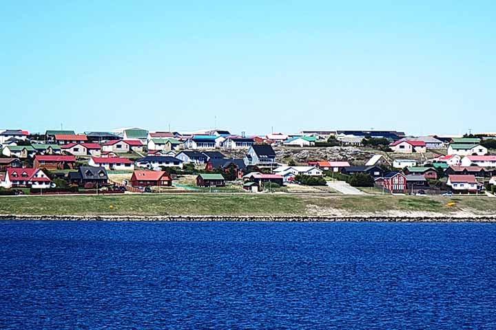 É o centro político, econômico e cultural das ilhas, oferecendo estrutura turística sem perder o clima acolhedor de cidade pequena. Ideal como ponto de partida para explorar outras atrações, Stanley também revela a identidade única do povo falklandês.
