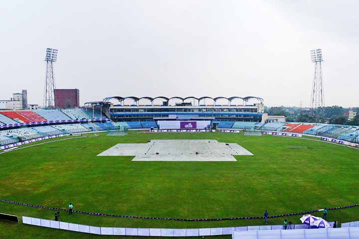 Chattogram (antiga Chittagong), por sua vez, é o maior porto do país e um dos mais movimentados do mundo. A cidade desempenha um papel fundamental no comércio internacional de Bangladesh, sendo um centro industrial e logístico.