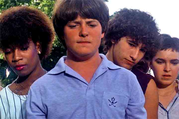 Os Donos do Amanhã (1982) foi um dos primeiros filmes de Michael J. Fox, no qual ele interpreta um jovem rebelde em um reformatório. O drama aborda delinquência juvenil e reabilitação, mostrando um papel mais sério no início de sua carreira.