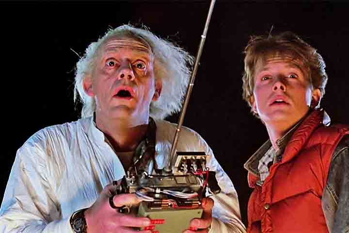 Calma! Não esquecemos da trilogia De Volta para o Futuro! O primeiro, de 1985, é o filme que transformou Michael J. Fox em um astro global. Ele interpreta Marty McFly, um adolescente que, acidentalmente, viaja para 1955 a bordo do DeLorean criado pelo excêntrico Dr. Emmett Brown.