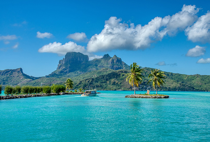 Bora Bora, Polinésia Francesa: Conhecida como a Pérola do Pacífico, a ilha é um refúgio tropical para os amantes do luxo e do romance. Suas águas turquesa e os bangalôs sobre as águas oferecem uma experiência única!