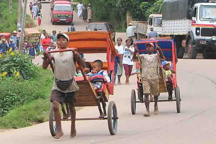 Os riquixás, conhecidos como pousse-pousse, são um meio de transporte muito comum em várias cidades de Madagascar. Eles são normalmente enfeitados brilhantemente.