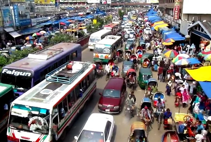 O segundo menor salário mínimo do mundo é encontrado em Bangladesh, onde é estabelecido por lei como 12.500 taka bangladeshi (BDT). Metade da população trabalhadora de Bangladesh está no setor agrícola, enquanto o restante trabalha principalmente nos setores industrial e de manufatura.
