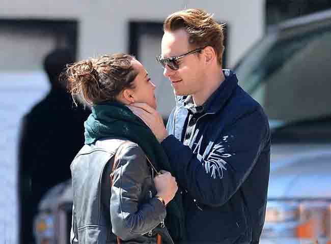 A vida pessoal de Fassbender também chama atenção. Casado com a atriz sueca Alicia Vikander desde 2017, ele mantém um perfil discreto e longe dos holofotes.