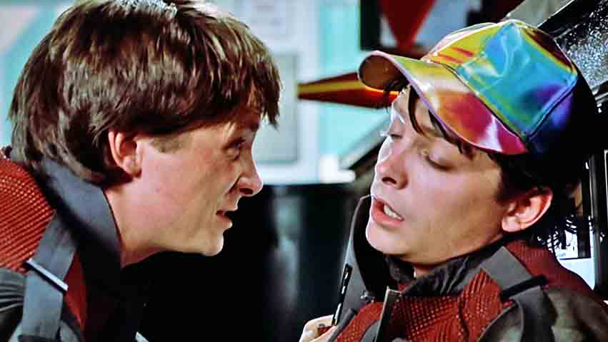 O filme é famoso por suas previsões tecnológicas e pelas cenas inovadoras, como a icônica prancha voadora. A atuação versátil de Fox, interpretando diferentes versões de sua família, é um dos destaques da sequência. 