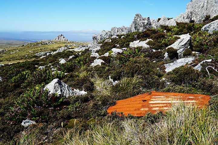 Além do significado histórico, a montanha oferece uma vista panorâmica da região, atraindo visitantes interessados em história militar e paisagens naturais. É uma experiência comovente e reflexiva para quem deseja compreender melhor o conflito.