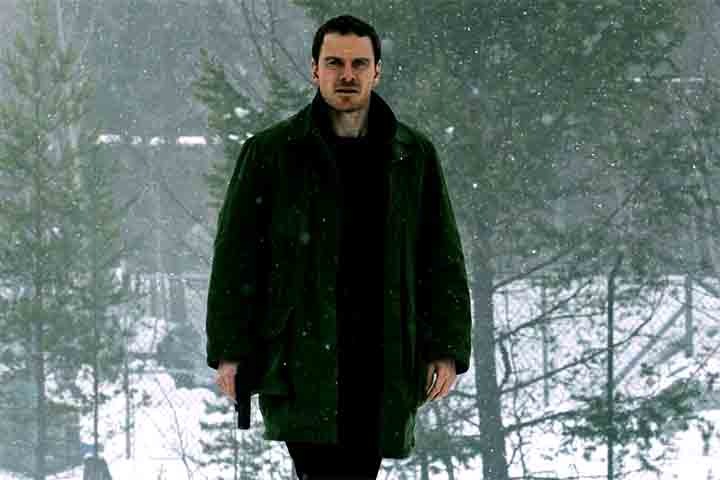 'Boneco de Neve', lançado em 2017, é um thriller baseado no best-seller de Jo Nesbø. Fassbender dá vida ao detetive Harry Hole, que investiga uma série de assassinatos brutais relacionados a um misterioso assassino que deixa bonecos de neve como assinatura. O filme recebeu críticas mistas, mas sua atuação foi destacada, especialmente pelo comprometimento com a complexidade do personagem.