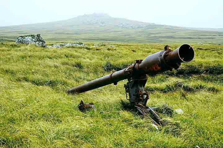 Mount Longdon é um dos locais mais marcantes da Guerra das Malvinas, cenário de uma das batalhas mais sangrentas entre tropas britânicas e argentinas em 1982. Hoje, o local preserva trincheiras e memoriais que homenageiam os soldados caídos.