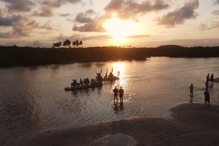 O local é ideal para passeios de jangada, onde os visitantes podem observar cavalos-marinhos e outras espécies da fauna local.