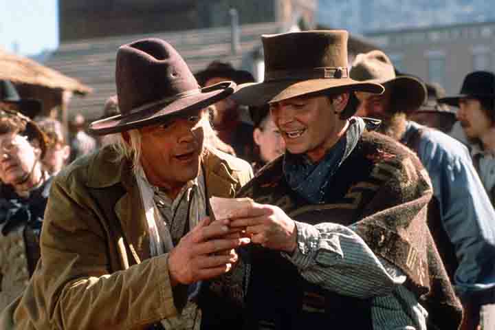 O filme fecha a trilogia com um tom mais aventuresco e nostálgico, trazendo duelos, perseguições de trem e um desfecho emocionante para uma das franquias mais queridas do cinema.