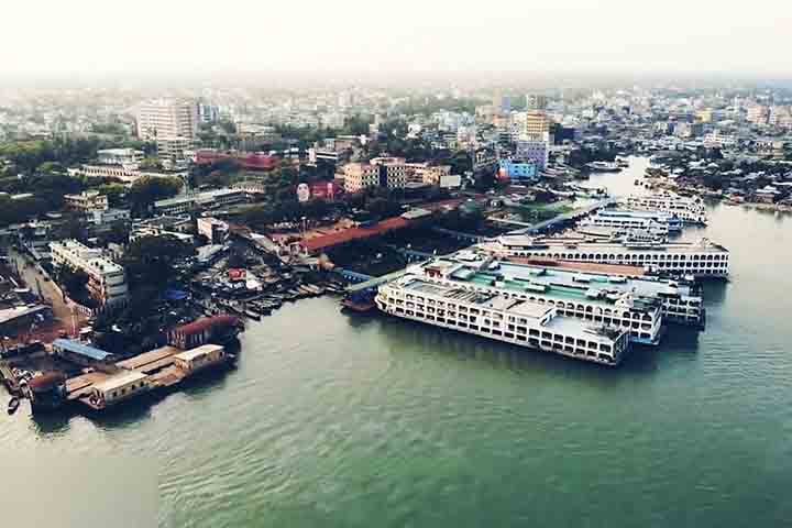 As reformas econômicas levaram à redução da pobreza e ao aumento do índice de desenvolvimento humano. Em 2015, o Banco Mundial classificou Bangladesh como um país de renda média-baixa, com um PIB comparável ao de nações desenvolvidas como Finlândia e Nova Zelândia.