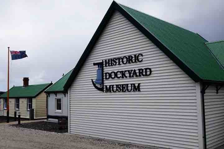Localizado em Stanley, sua capital, o Historic Dockyard Museum oferece uma imersão na rica e complexa história das Ilhas Malvinas. O museu aborda desde a vida marítima e a colonização até a guerra de 1982 entre Argentina e Reino Unido.