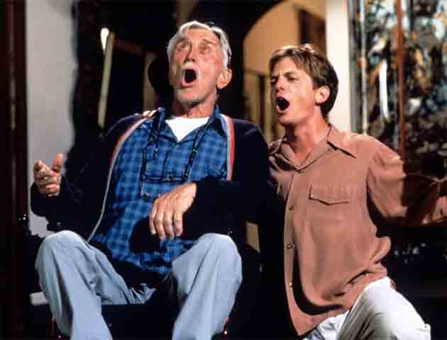 Já no filme Os Puxa-Sacos (1994), ele interpreta um ator decadente que recebe a missão de treinar uma jovem estrela infantil para um comercial. A história satiriza o mundo do entretenimento, com Fox demonstrando seu talento para personagens carismáticos e um tanto atrapalhados. 