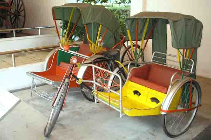 Com isso, conforme exemplificado, eles têm sido substituídos, principalmente na Ásia, pelos ciclo-riquixás. Além disso, esses veículos também são comuns em cidades ocidentais como Nova Iorque, nos Estados Unidos. Em Londres, por exemplo, eles são conhecidos como pedicabs. 